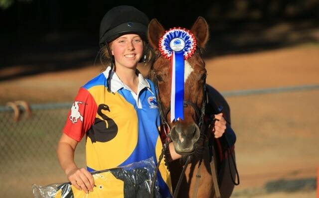Annie with her trusty steed. A two time Under 18’s state individual champion, Annie has been playing mounted games since she was just six-years-old.