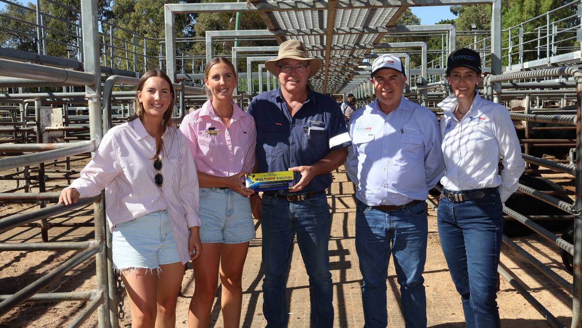 Virbac Animal Health sponsored a volume buyer prize in the sale and it was Vern Mouritz (centre), VR & ET Mouritz, Hyden, who collected the prize after purchasing eight bulls at an average of $12,375. With Mr Mouritz when he received the prize were Mordallups Bec (left) and Diana Muir and Virbac Animal Health representatives Tony Murdoch and Kylie Meloury.