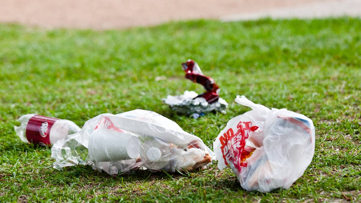 Woolworths and Coles to ban plastic bag use